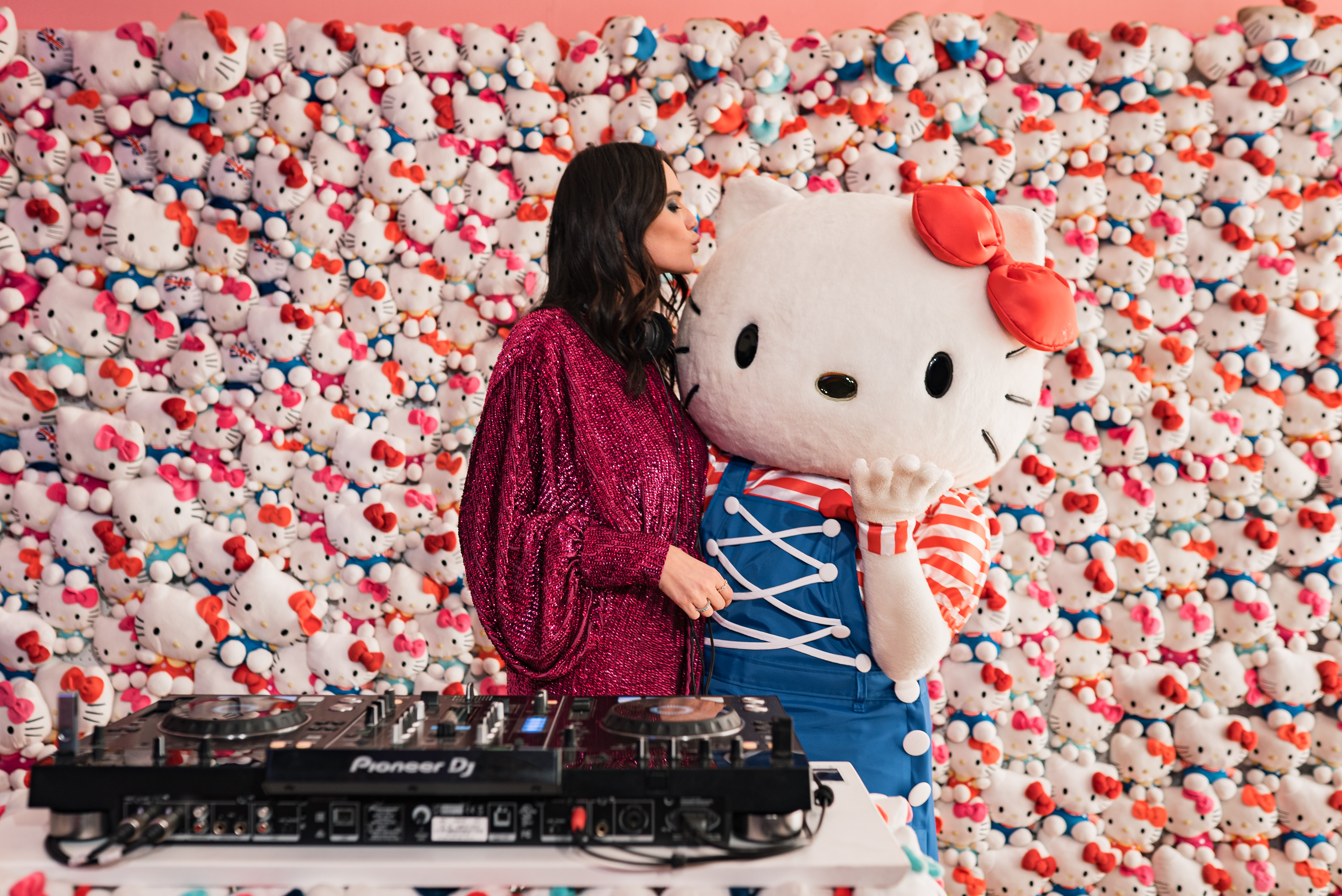 HELLO KITTY 45 TH PARTY_Beatrice Valli DJ set con Hello Kitty.jpg